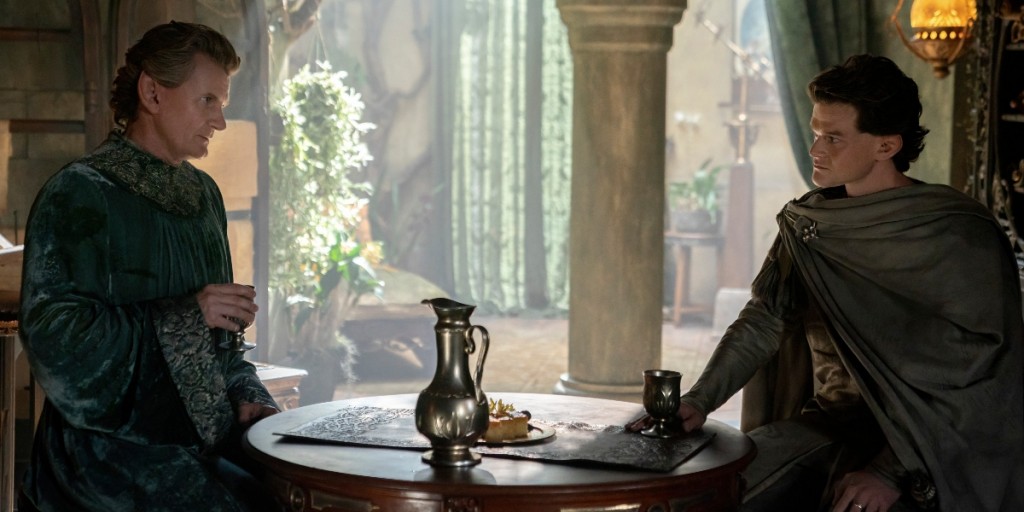 Elrond (Robert Aramayo) fait la connaissance du maître forgeron Celebrimbor (Charles Edwards).