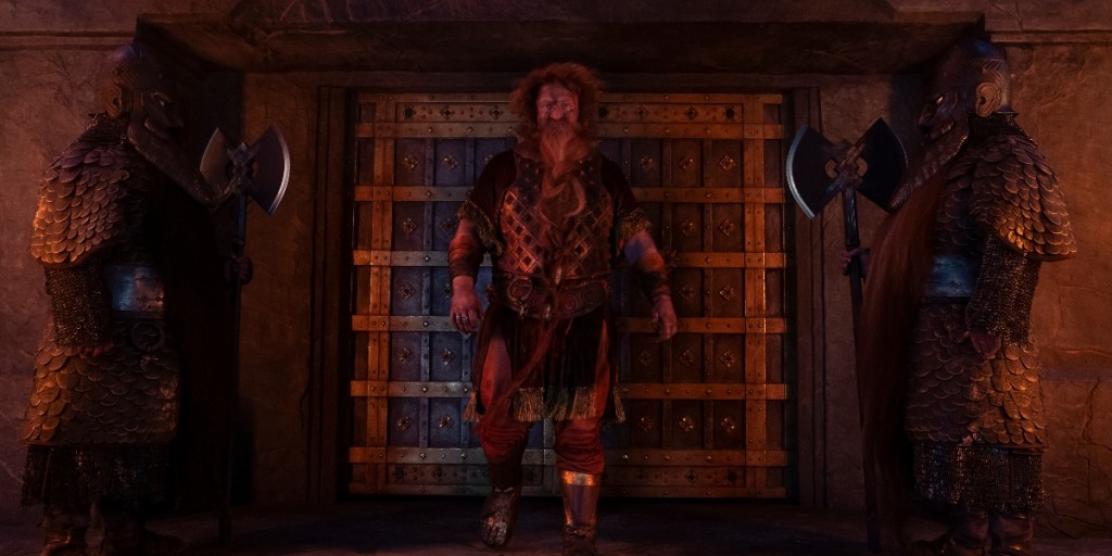 Le prince Durin IV (Owain Arthur) à Khazad-dûm, la cité souterraine du peuple nain.