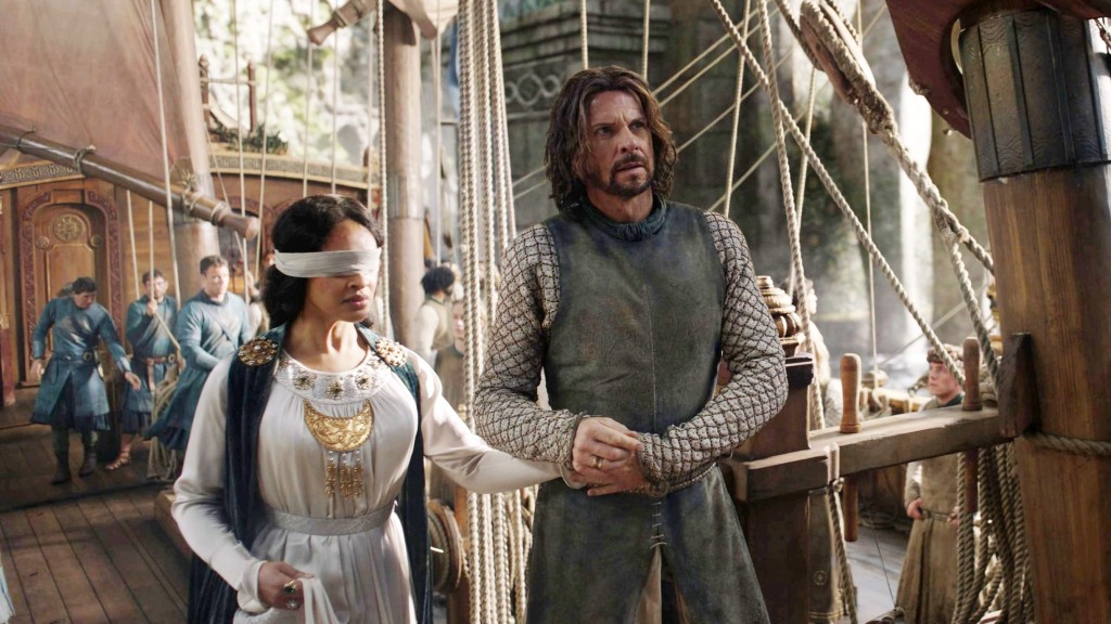 Elendil (Lloyd Owen) soutient Míriel (Cynthia Addai-Robinson) en arrivant à Númenór