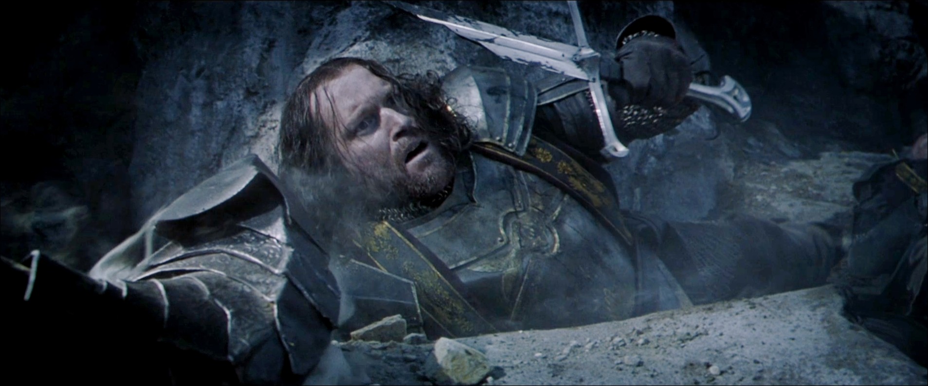 Isildur tenant Narsil dans le film La Communauté de l'Anneau de Peter Jackson
